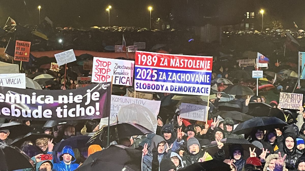 V Bratislavě vyšlo do ulic 50 tisíc lidí. Fico je pobouřil útokem na studenty